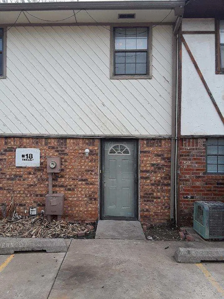 2 bed, 1.5 bath, 800 sqft, $850 — Photo 1
