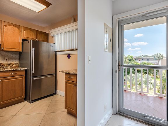 3rd image of 2856 Garden Dr S APT 301