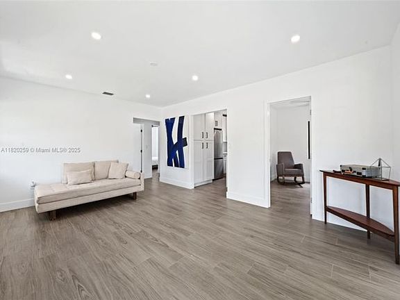 5th image of 4222 NE 1st Ave #1