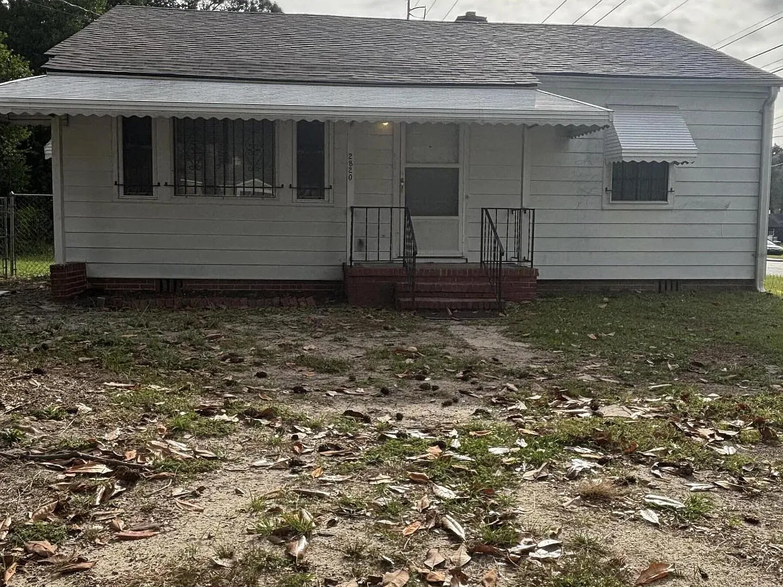 3 bed, 1.0 bath, 944 sqft, $1,300 — Photo 1
