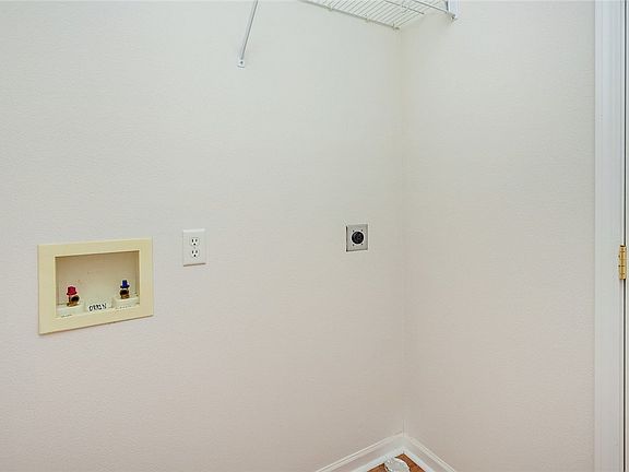 4th image of 7102 Hillcrest Ct