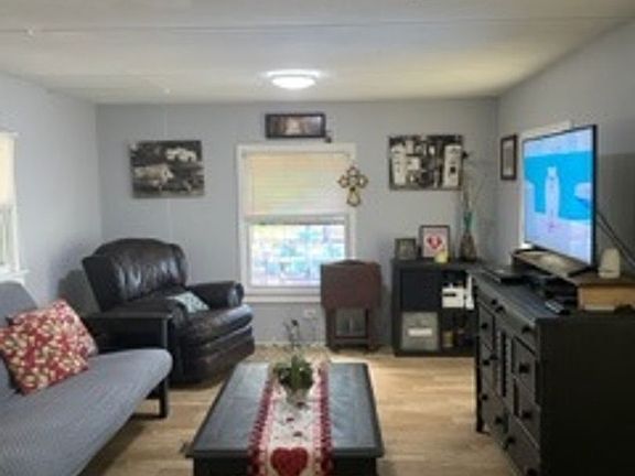3rd image of 412 Hornsby Ln