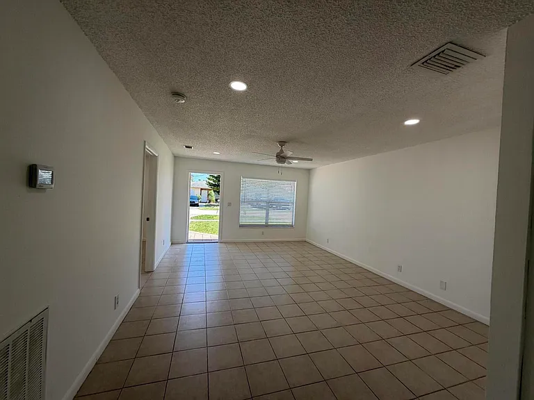 443 SE 13th Ct — Photo 6