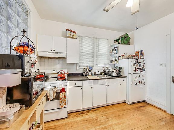 5th image of 3137 N Hoyne Ave