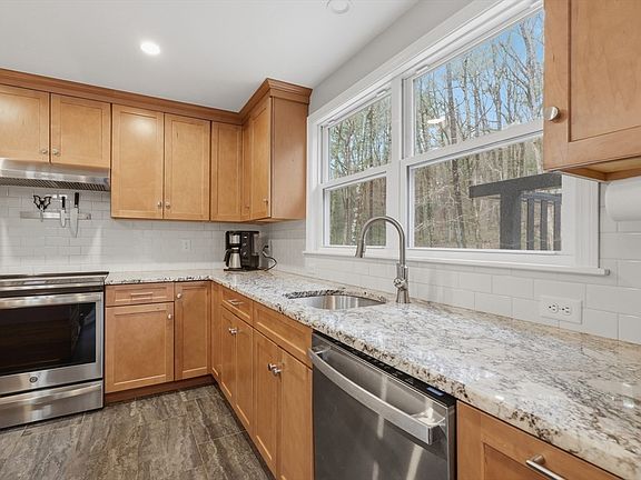 4th image of 8 Stoneybrook Dr