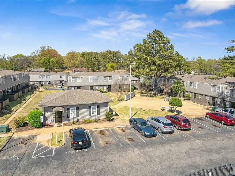 TOWNHOMES w/ W/D INCLUDED! Gated 2 Bed / 1.5 Bath Townhomes near Shelby Dr! — Photo 10