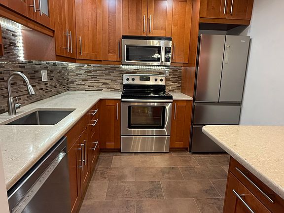 4th image of 46 Woodbine Ct
