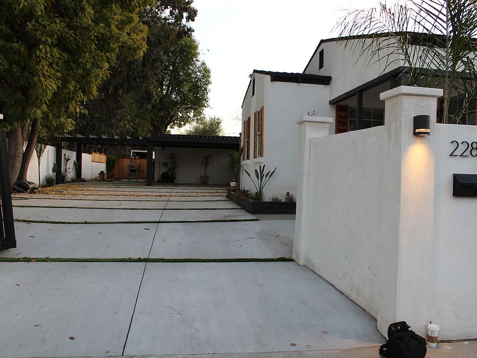 1st image of 22856 Burbank Blvd