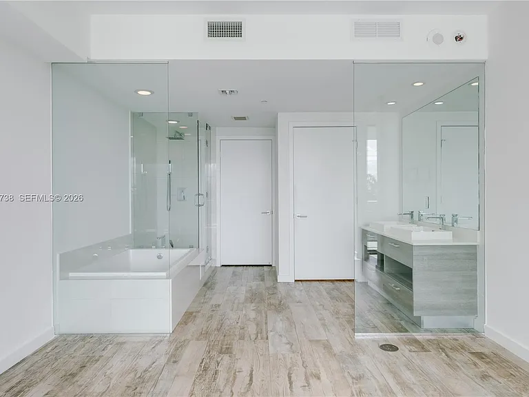 650 NE 32nd St #802 — Photo 9