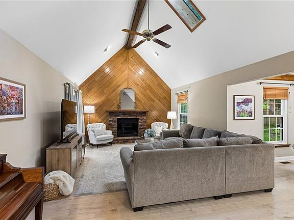 3rd image of 1136 NE Birchwood Pl