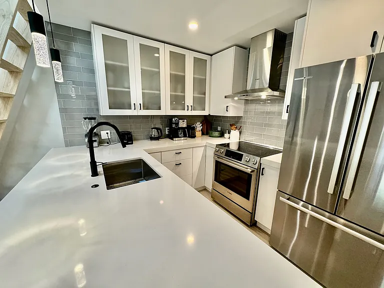 910 W Hallam St #9 — Photo 3