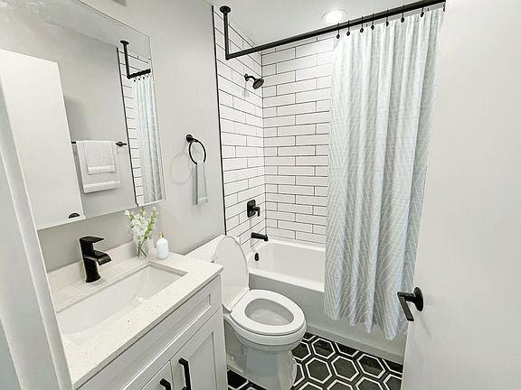 5th image of 6040 N Sheridan Rd #2A