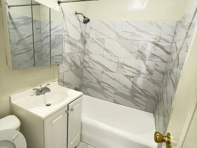 410 S Glendale Ave — Photo 3