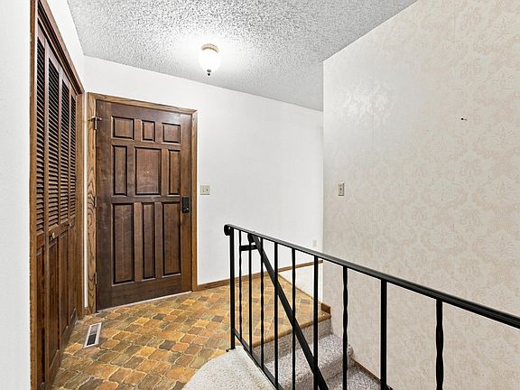 5th image of 2626 Eastgate Dr S