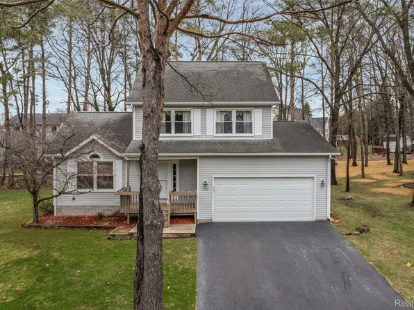 360 Arbor Pine Dr, Ortonville, MI 48462