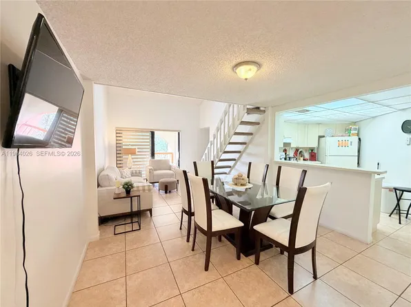 10233 NW 9th Street Cir #1-206, Miami, FL 33172