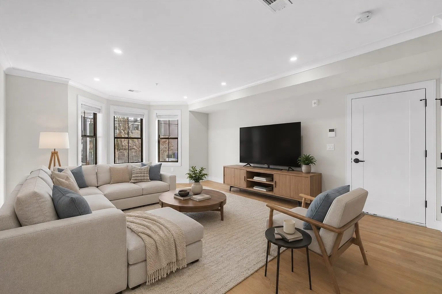 4 bed, 2.0 bath, 1280 sqft, $5,300 — Photo 4