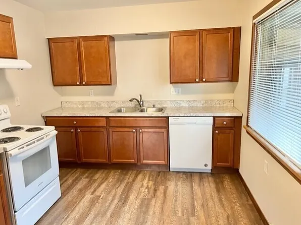 1933 Fairview Dr #1929, West Bend, WI 53090