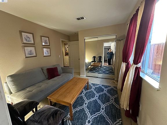 3rd image of 1013 Ridgeview Dr