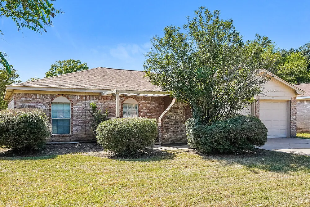 3 bed, 2.0 bath, 1372 sqft, $1,965 — Photo 3