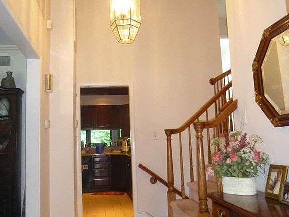 3rd image of 49 Berwyn Pl #1X