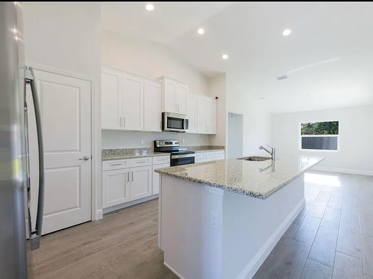 2372 SW Import Dr — Photo 4