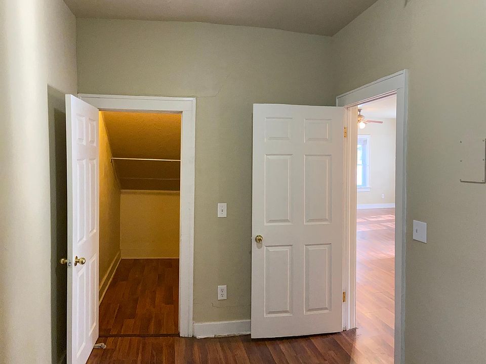 BR2 Walk-in Closet