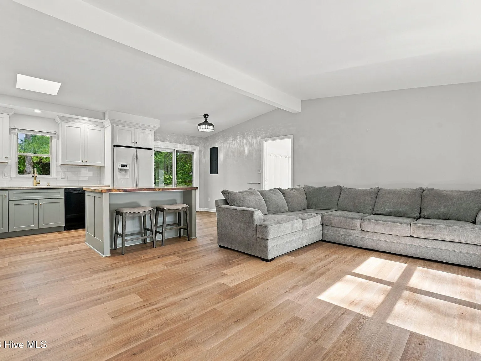 3 bed, 2.0 bath, 1300 sqft, $1,900 — Photo 3