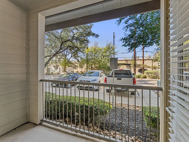The Mark at Huebner Oaks — Photo 15