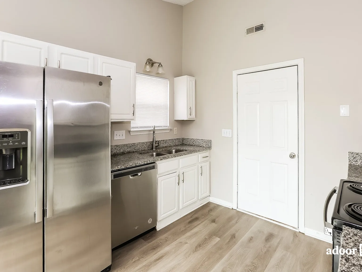 3 bed, 2.0 bath, 1072 sqft, $1,705 — Photo 4