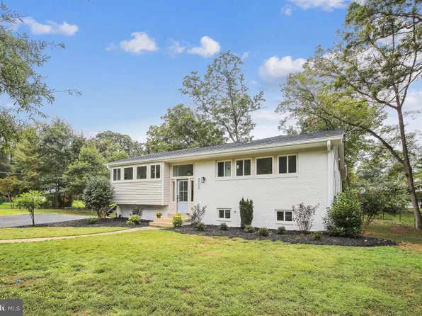 8906 Beauchamp Dr, Alexandria, VA 22309