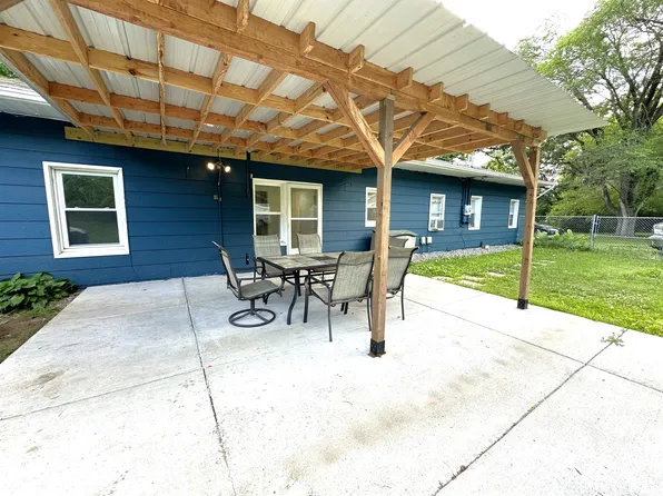 1402 1st St APT E, Princeton, MN 55371