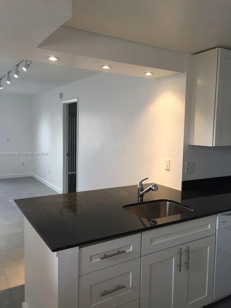 Monterey Condo Three — Photo 1