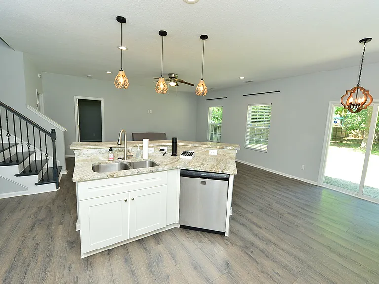 4219 Helen St — Photo 4