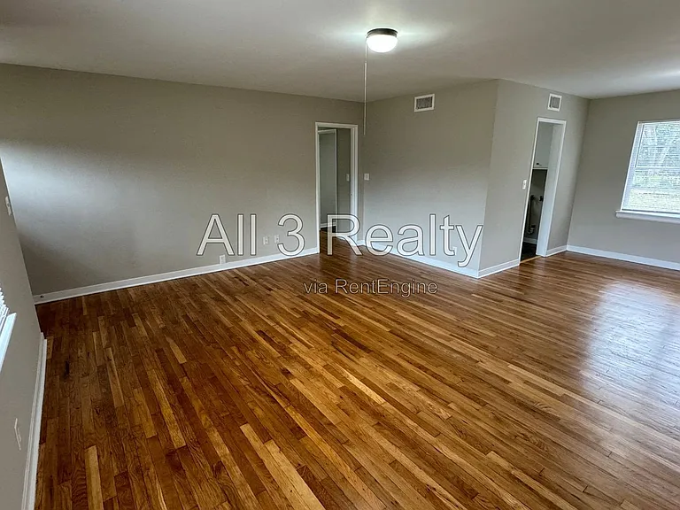 990 Parkwood Dr — Photo 5
