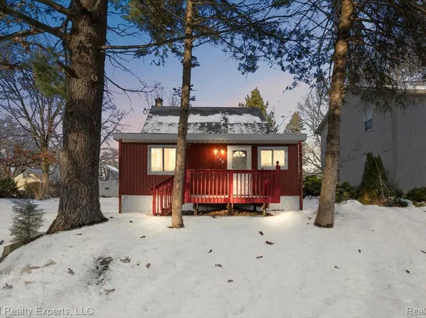 8226 Dickert St, Commerce Township, MI 48382