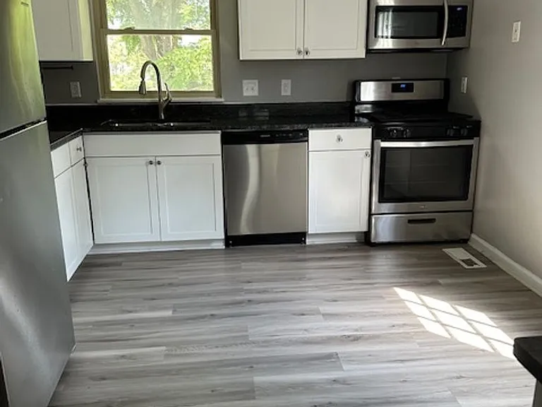 1326 N Woodburn Ave — Photo 4