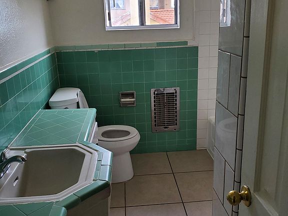 3rd image of 861 W 42nd Pl #13