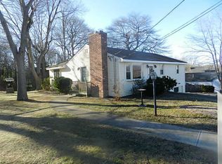 1 Vasta Ln, Bristol, RI 02809