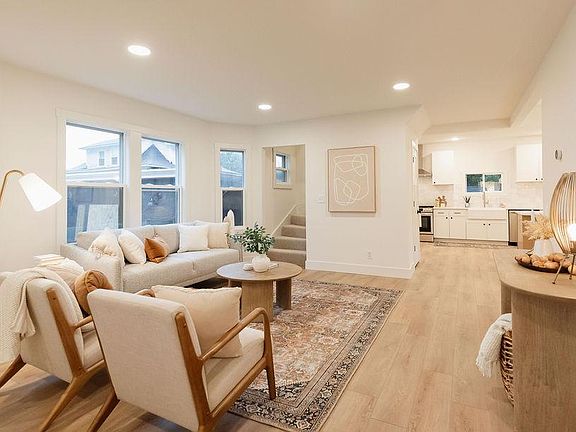 2nd image of 212 E Diamond Lake Rd