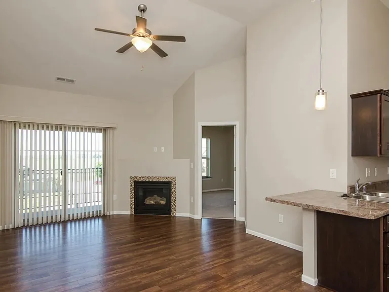 475 Penn Ct #15 — Photo 6