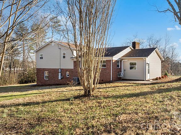 3rd image of 106 Royalwood Dr