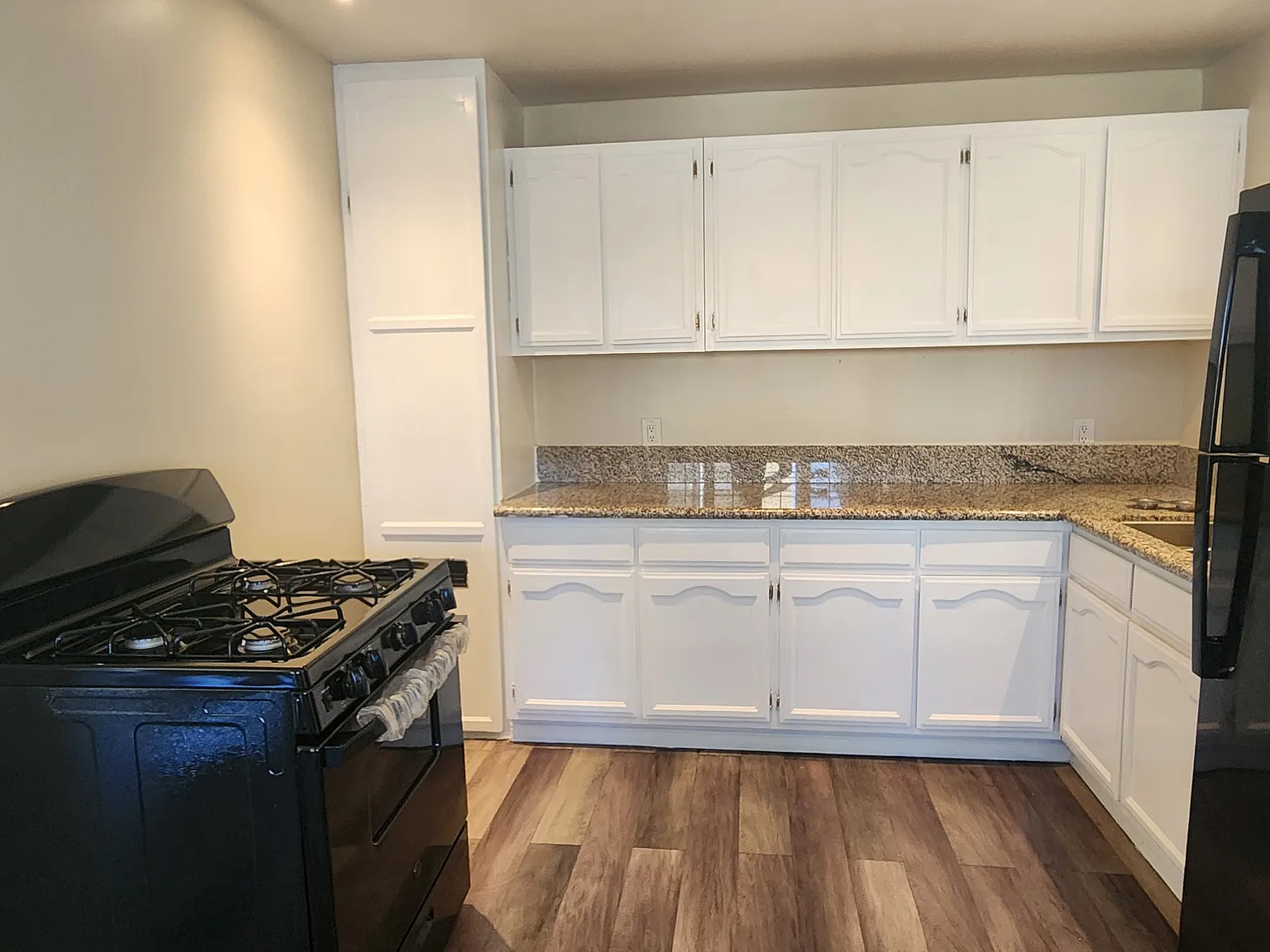 3 bed, 967 sqft, $3,700 — Photo 3
