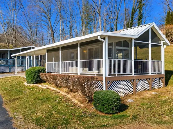 137 Country Woods Dr, Franklin, NC 28734