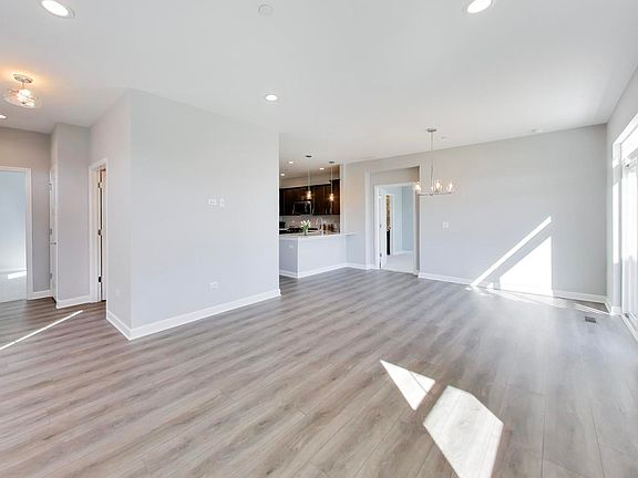 4th image of 377 Masters Dr