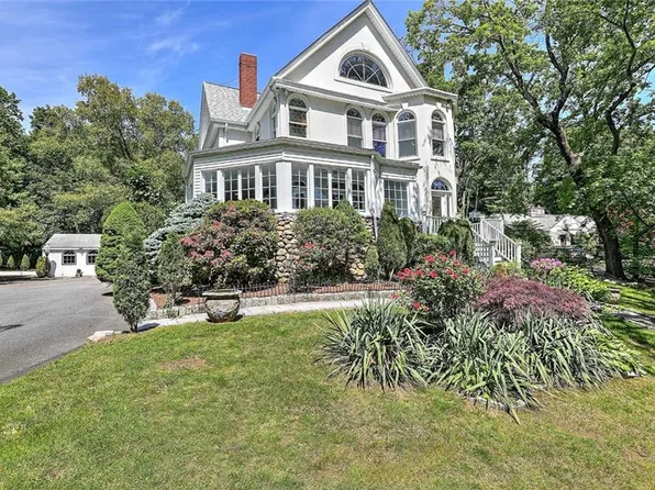 247 Oaklawn Ave, Cranston, RI 02920