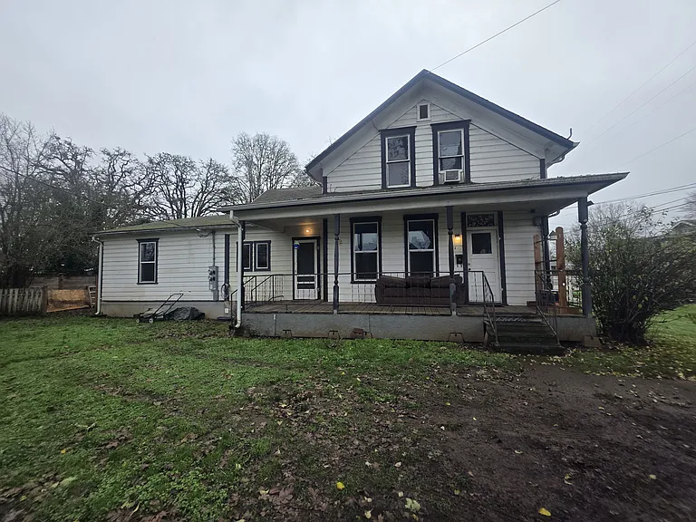 634 SW Church St — Photo 1