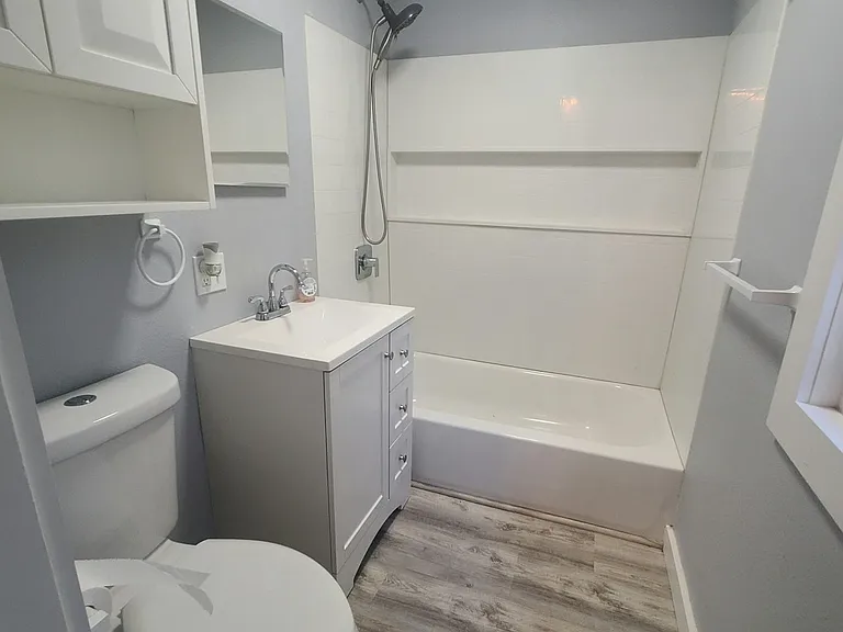 2nd floor full bathroom