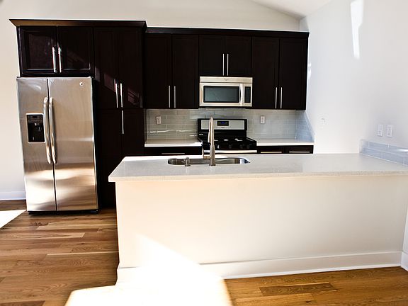 4th image of 306 Highland Oaks Ln
