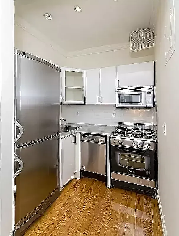 338 East 55th Street — Photo 2